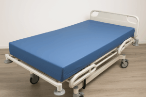 Matelas lit médicalisé sur cadre réglable pour confort et prévention des escarres